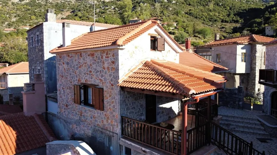 Το σπίτι από ψηλά, με τα κεραμίδια και το ξύλινο μπαλκόνι