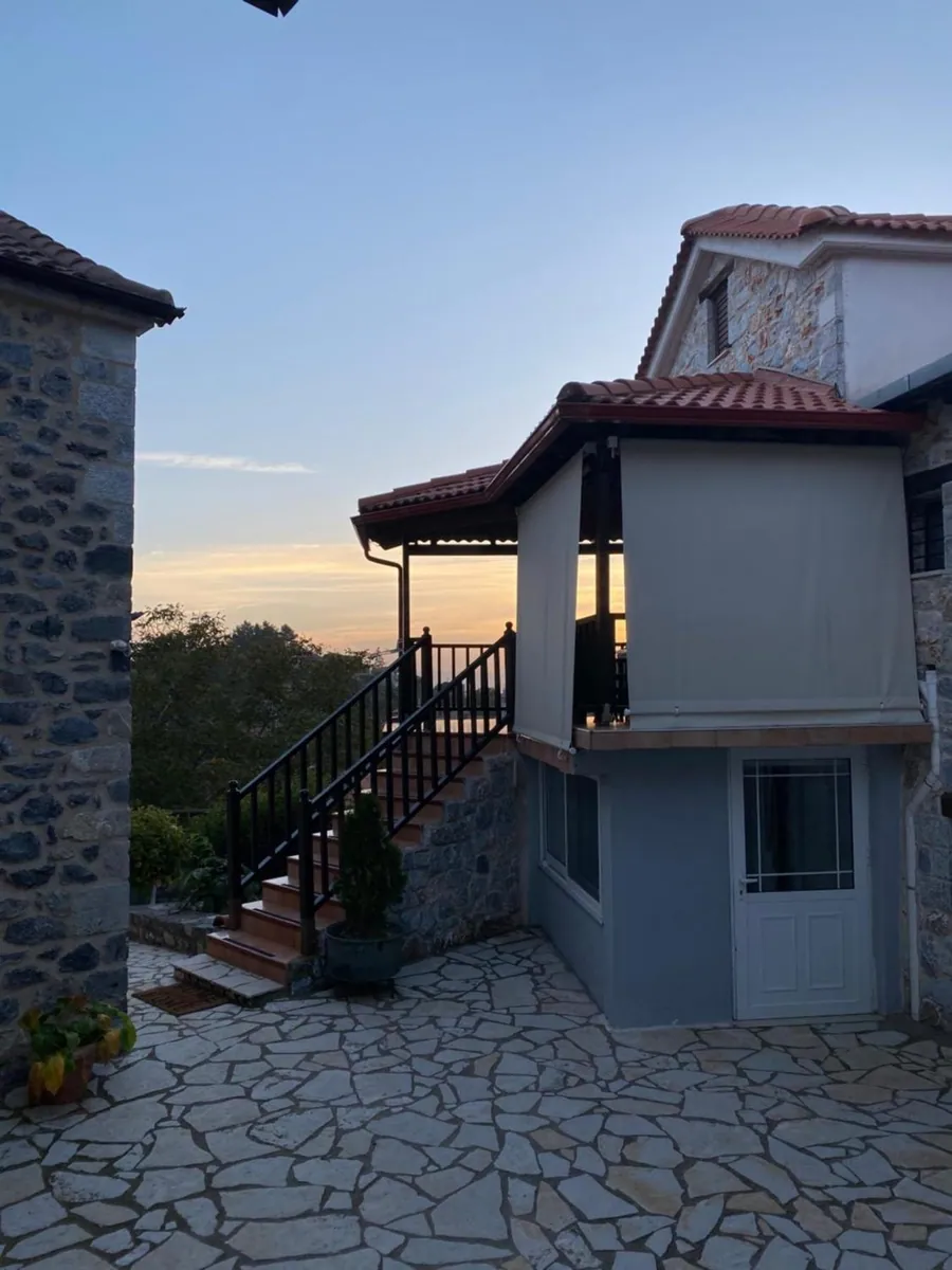 Το σπίτι και η πλακόστρωτη αυλή το σούρουπο